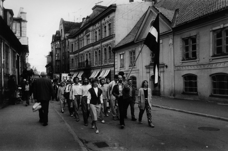 Vides Aizsardzības kluba organizētās akcijas Gauja dalībnieku gājiens pa Rīgas ielu ar sarkanbaltsa