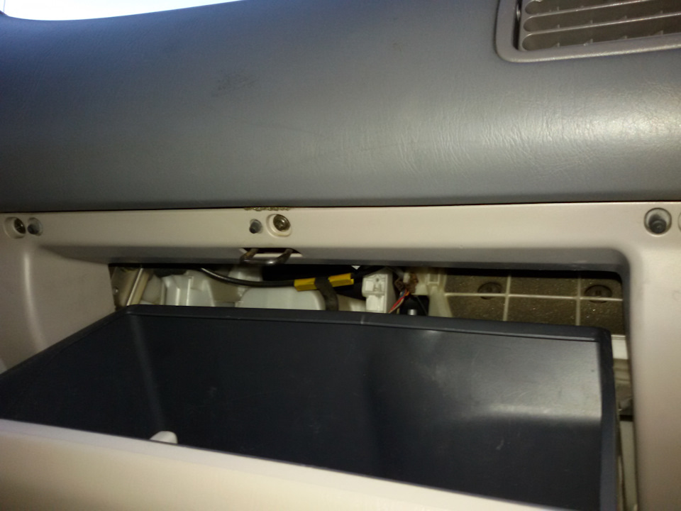 Как поменять салонный фильтр на Toyota Sienna