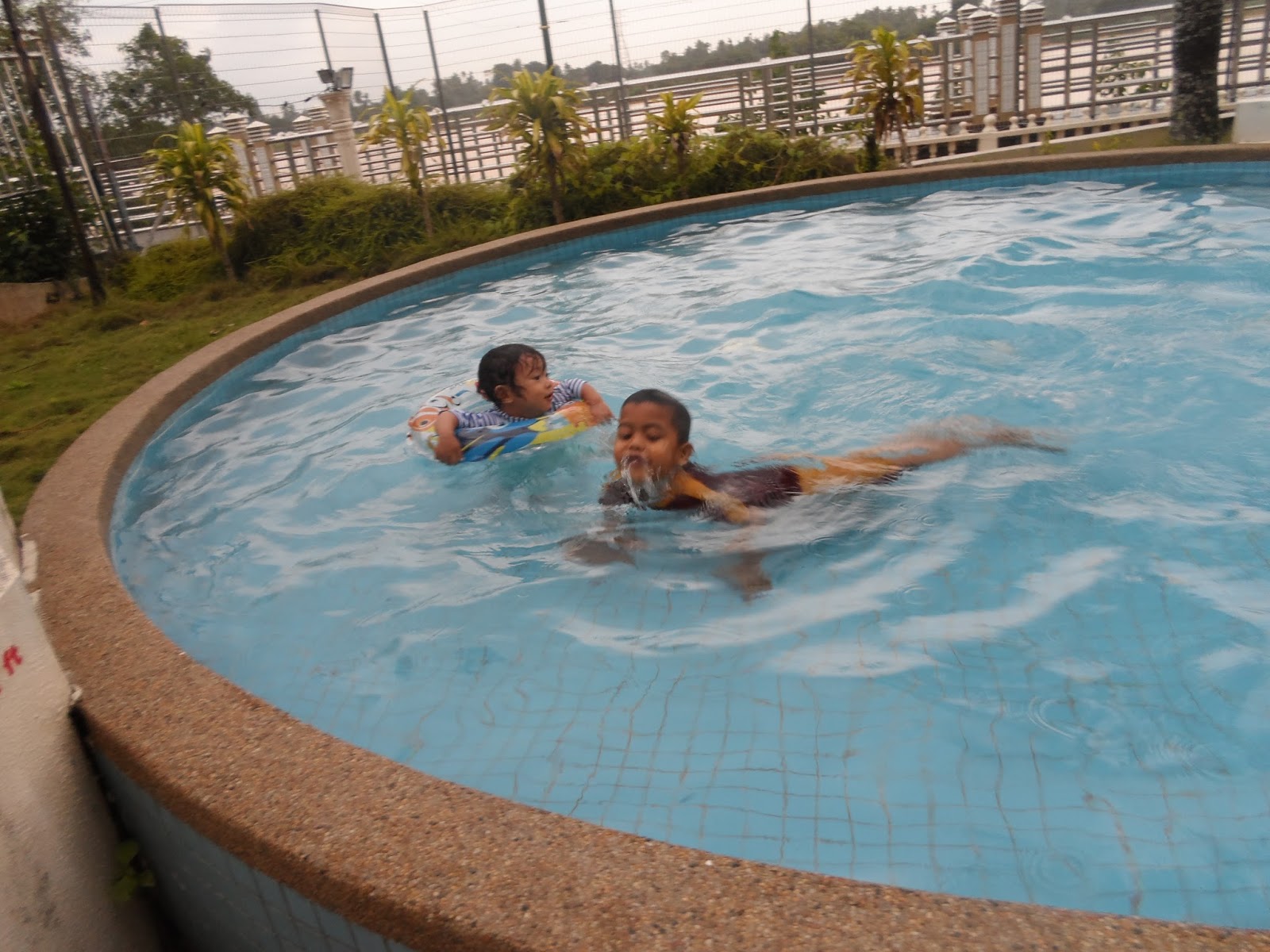 #muhamadthaqifaiman : berenang di kolam renang Hotel Grand ...