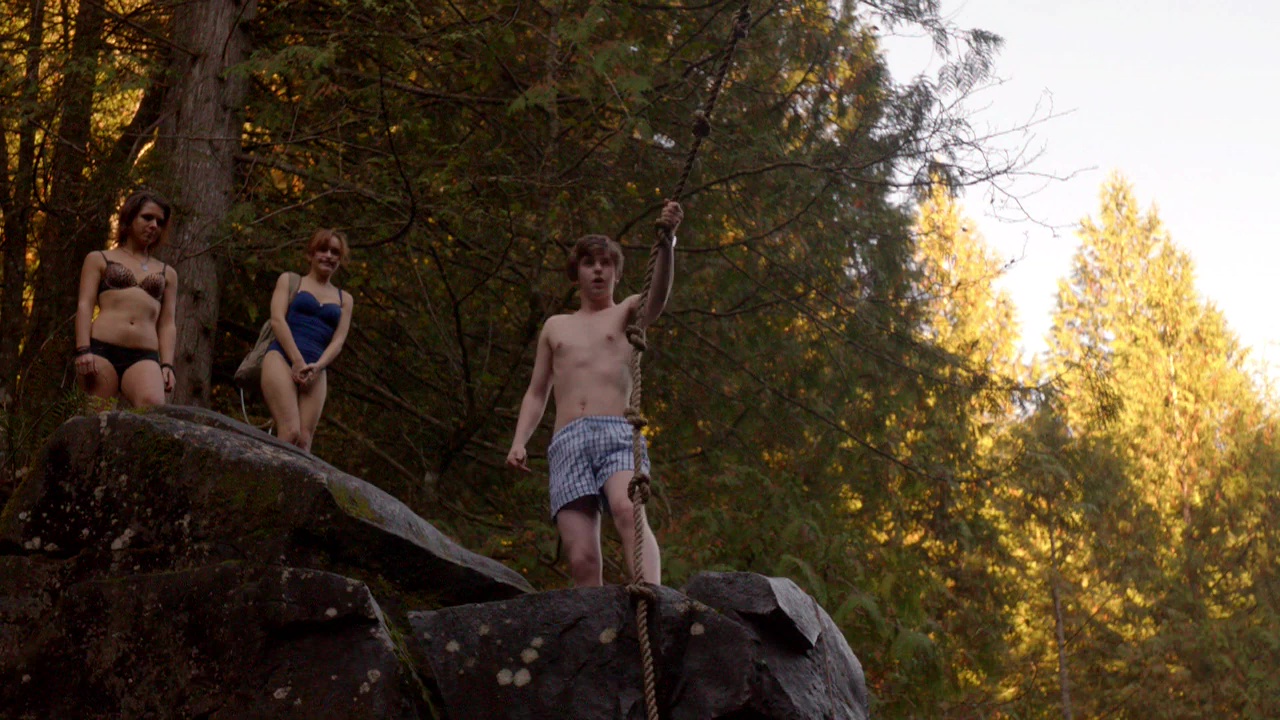 Keenan Tracey, Freddie Highmore and Max Thieriot shirtless in Bates Motel 2...