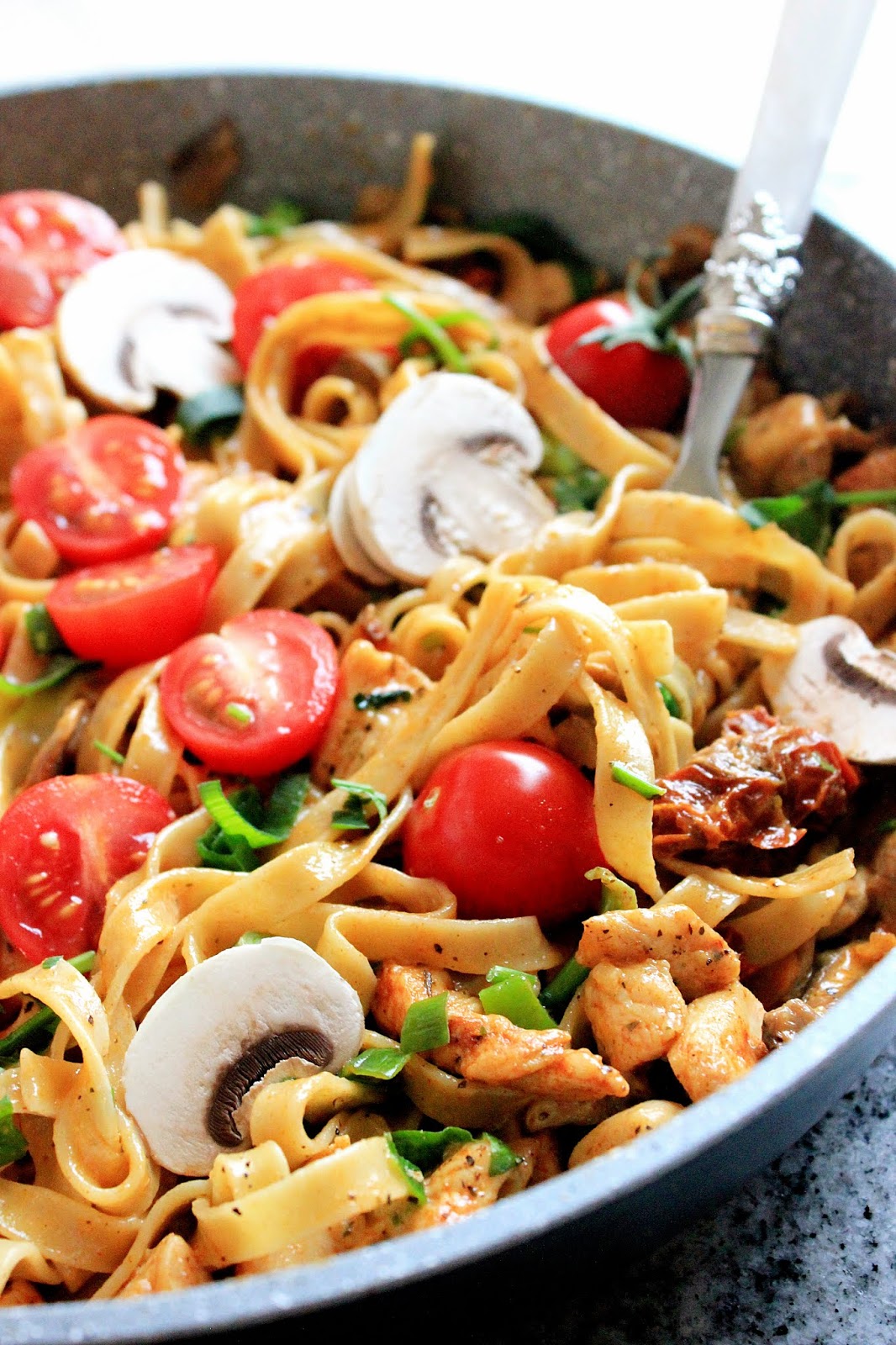 Tagliatelle z kurczakiem, pieczarkami i suszonymi pomidorami Tysia