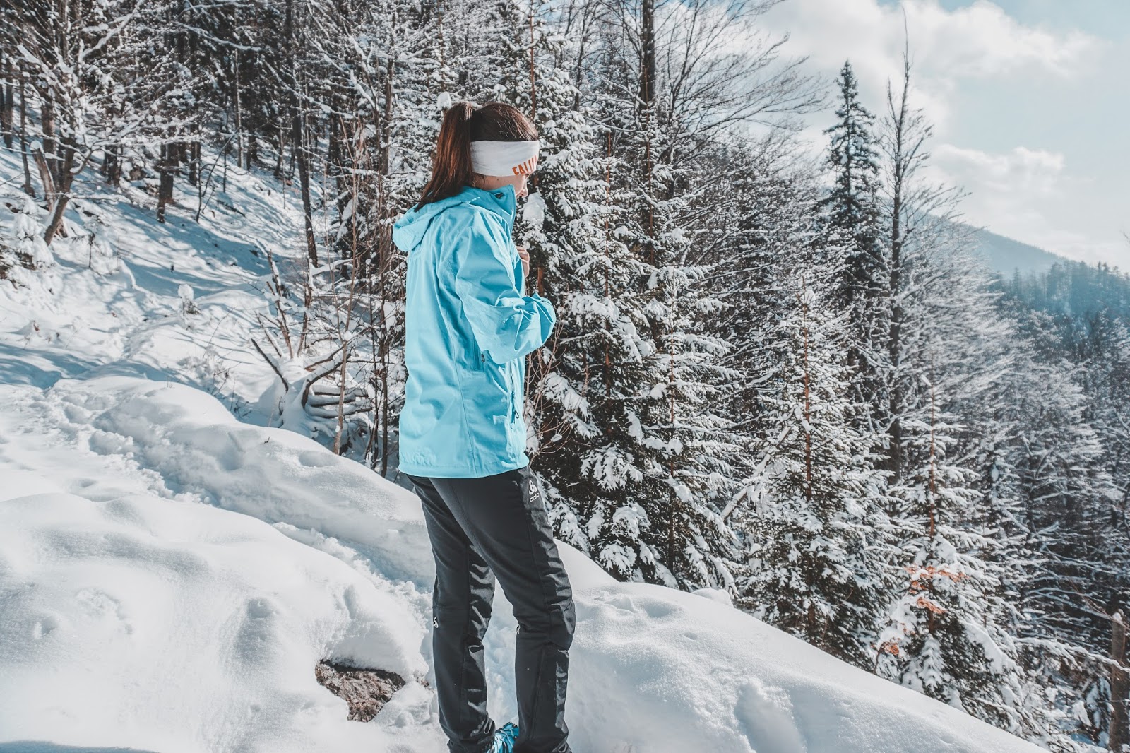Jak ubrać się na zimowy trekking w górach? Mini poradnik Austria, ubiór w góry, wspinaczka, trekking w górach, ubiór na trekking, jaką kurtkę wybrać w góry, jaką kurtkę hardshell wybrać, blog podróżnicz, jak ubrać się zimą w góry