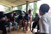 Puluhan Emak -Emak Desa Sri Dalam Gradak Rumah Dinas Camat Tanjung Raja 