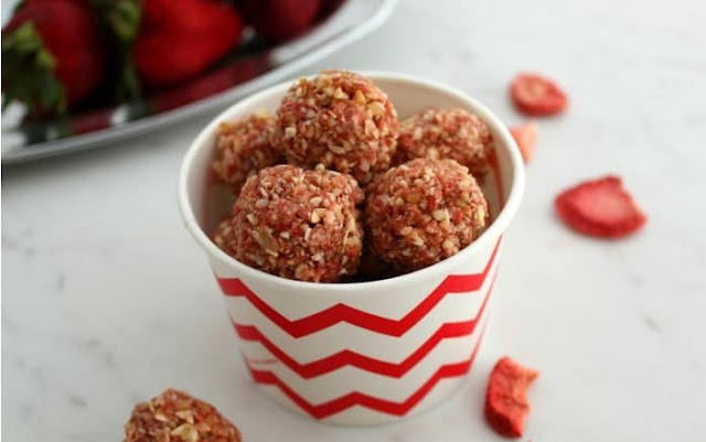 No Bake Strawberry Almond Energy Balls #healthy #snacks