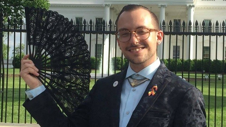 مدرس شاذ جنسيا يضع ترامب في موقف محرج! 