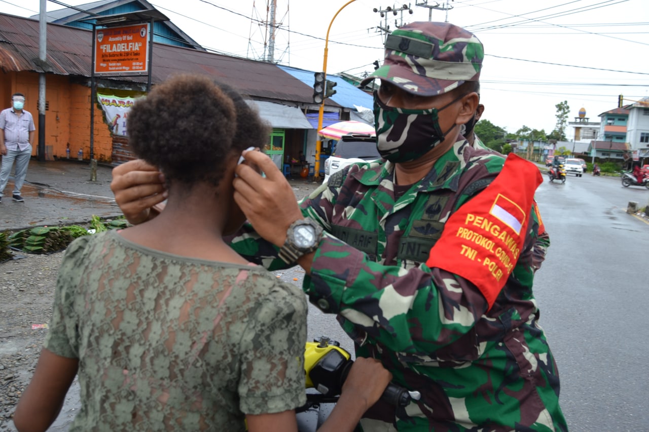 Jajaran Korem 174 Merauke Bagikan Ribuan Masker Gratis dan Sosialisasi Prokes Covid-19