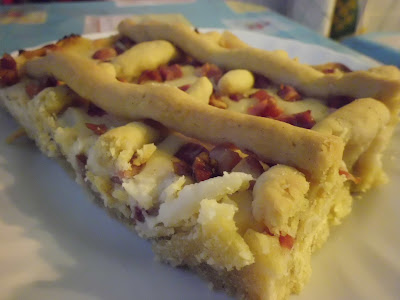 crostata con besciamella al gorgonzola e fontina e pancetta