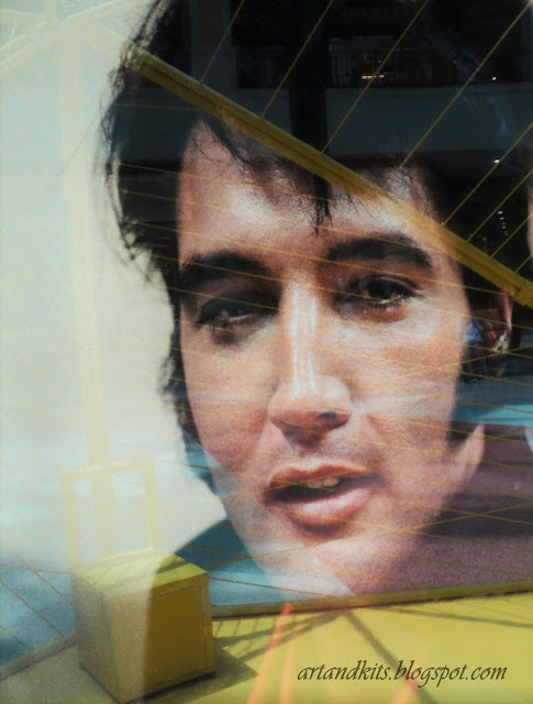 Elvis Presley... Hoje deixo por aqui, algumas imagens da exposição de fotografia de Terry O'Neill, denominada "Faces of the Stars", em exibição no Centro Comercial Colombo, até 28 de Setembro. / Today I leave here, some images from Terry O'Neill's photo exhibition, called "Faces of the Stars," featured at the Colombo Shopping Centre, until 28 September.