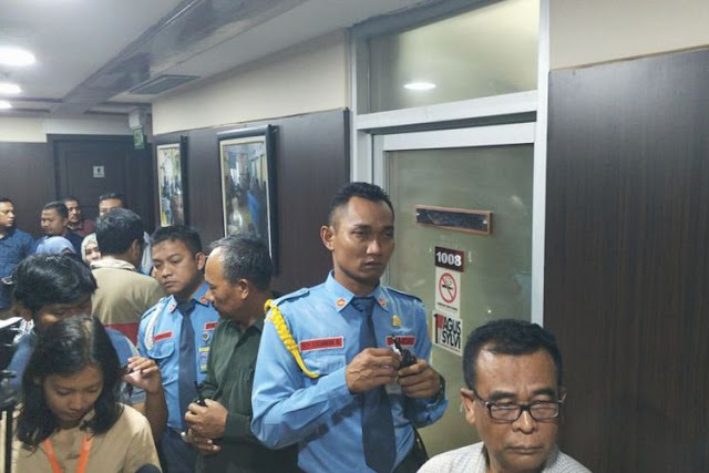 Tiga lubang bekas peluru ditemukan di Gedung DPR hari ini Tiga lubang bekas peluru ditemukan di Gedung DPR hari ini