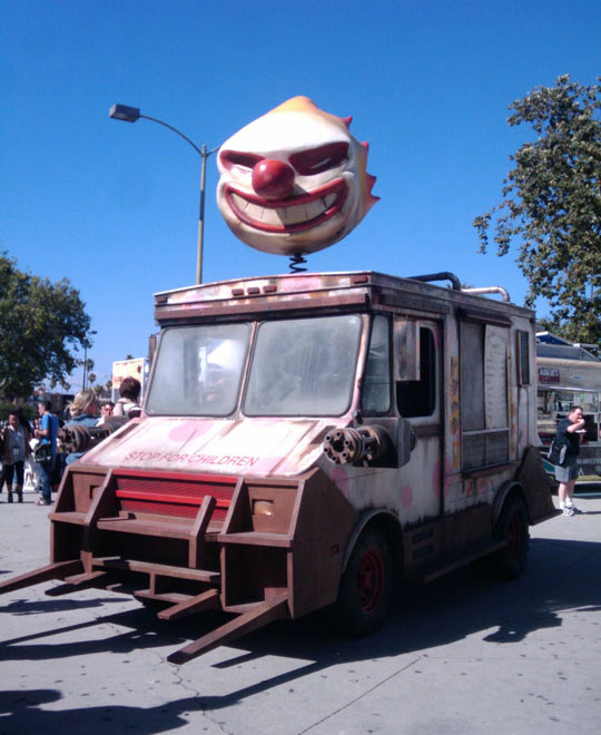 Photo : 「マッドマックス」みたいな終末的なイメージの車でやって来て、子どもを怖がらせるアイスクリーム屋さん ! !