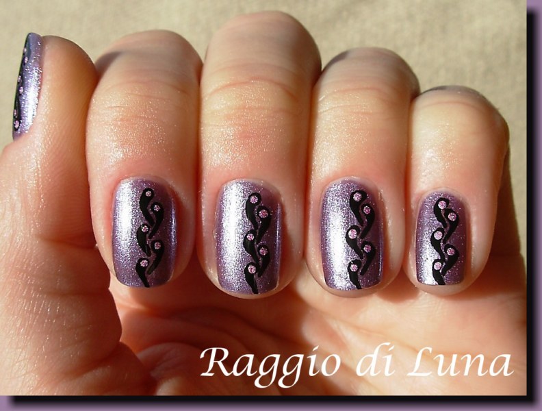 Raggio di Luna Nails: Falling black apostrophes on purple