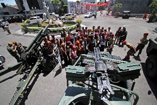 TNI Pamerkan Tank dan Rudal di Kampus UNS