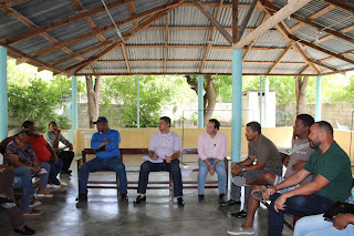 Munícipes y ejecutivos de Edesur buscan solución problemática energética en Cabral  