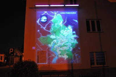 Malowanie mapy na elewacji zewnętrznej, obraz świecący w ciemności, mural UV