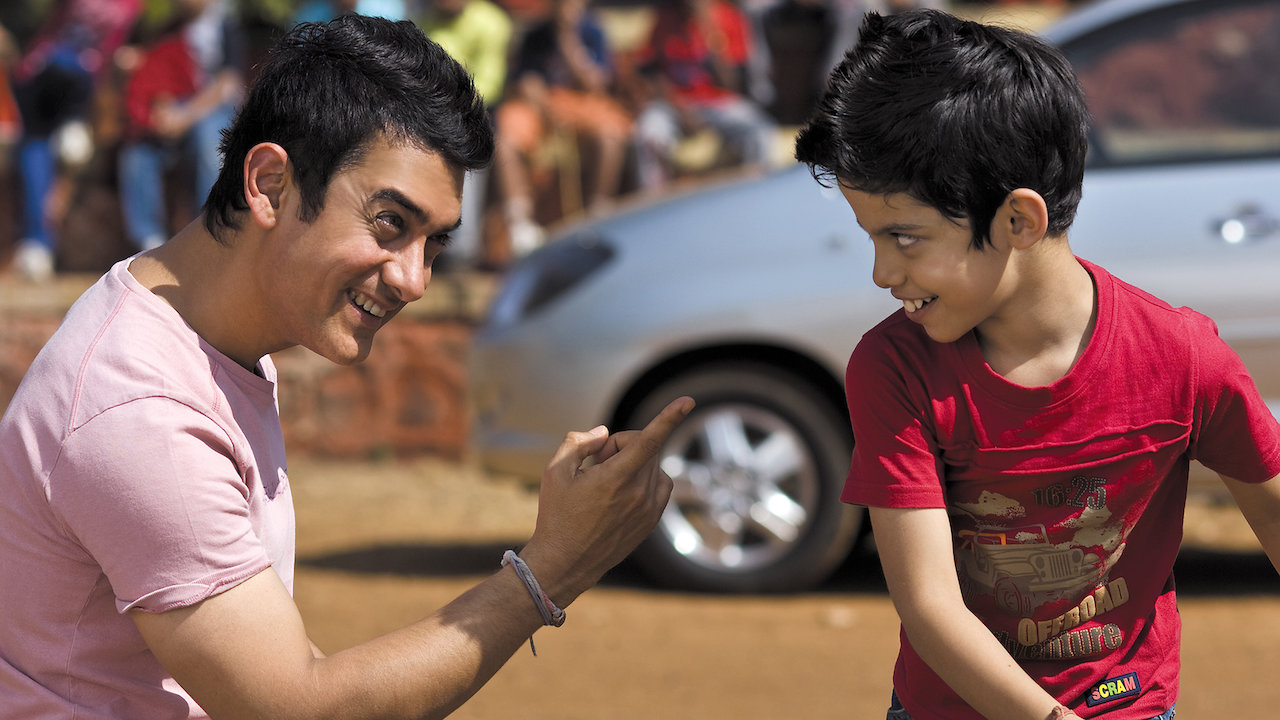 Aamir Khan é Ram Shankar Nikumbh e Darsheel Safary é Ishaan Awasthi no filme indiano Como Estrelas na terra que fala sobre educação acessivel e dislexia