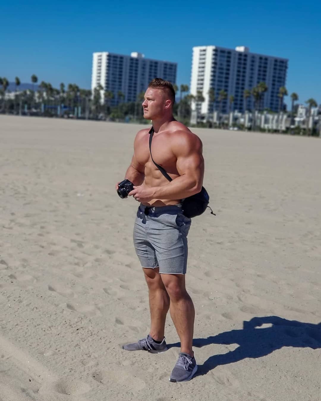 beach-muscle-hunks-strong-shirtless-body-daddy
