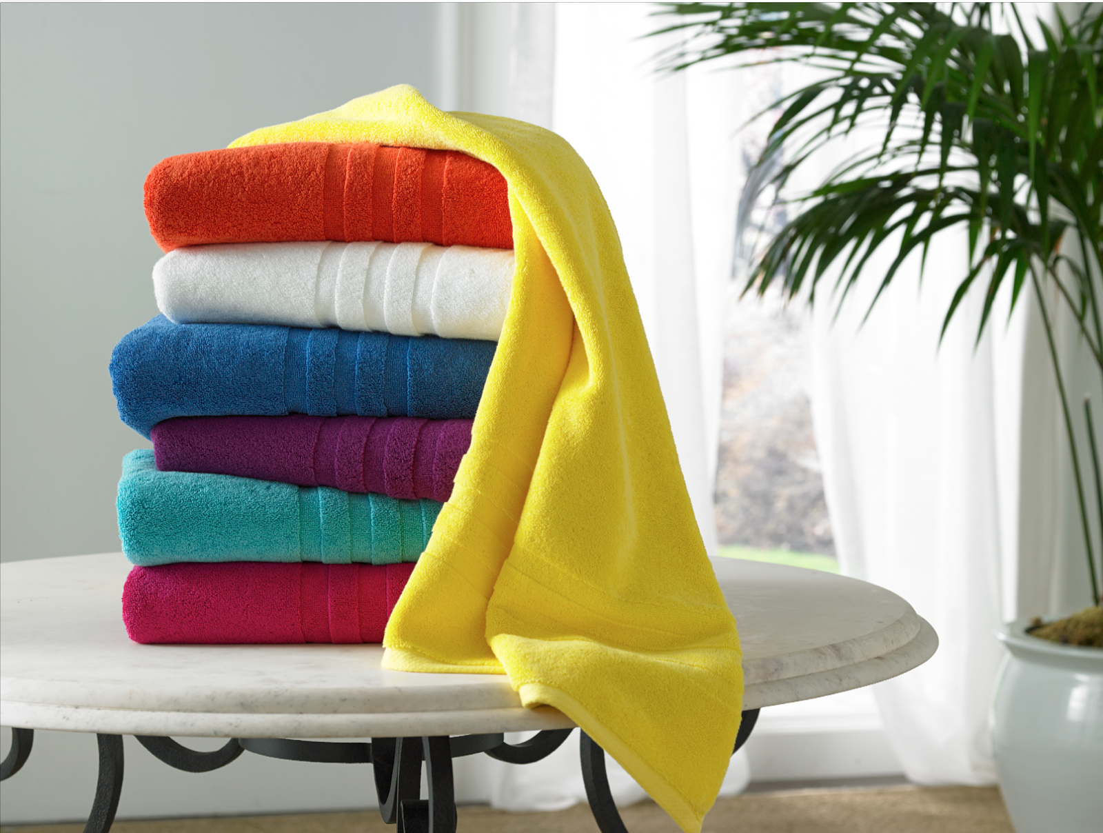 Какие бывают полотенца. Цветные полотенца. Полотенце/разноцветное. Стопка полотенец. Мягкие полотенца.