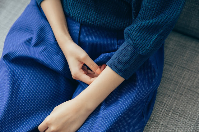 麥田捕手格紋V領縮口針織上衣-星藍