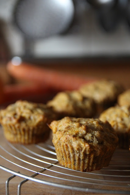 Muffins aux carottes et à l'orange https://cuillereetsaladier.blogspot.com/2017/01/muffins-aux-carottes-et-lorange.html