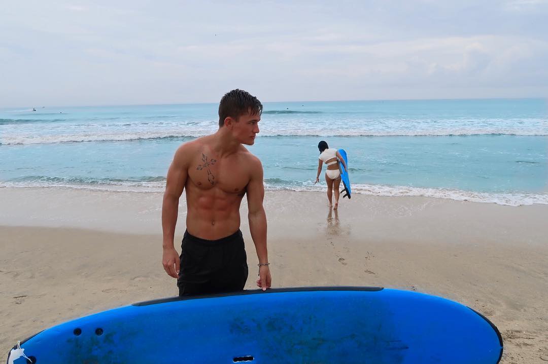 hot-young-shirtless-surfer-dudes-fit-body-beach