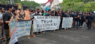 Massa Demo Desak Dewan Batalkan Omnibus Law dan UU Cipta Kerja