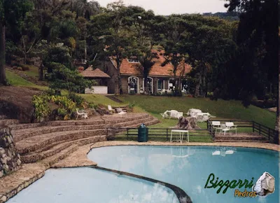 Escada de pedra na piscina com a pedra rachão, um tipo de pedra rústica para escada de pedra sendo esse tipo de pedra rachão a sobra do corte da pedra paralelepípedo e da pedra folheta.