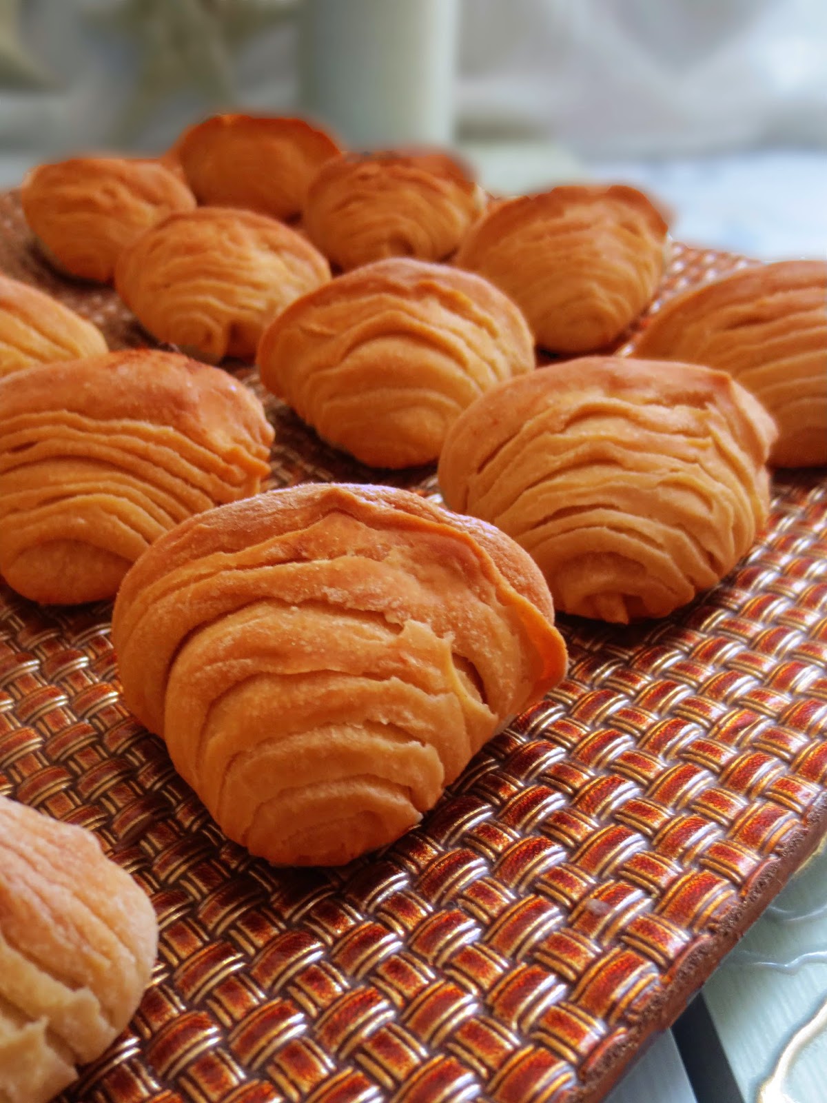 про выпечку. круассаны. корзинка с выпечкой. рогалики. про выпечку.