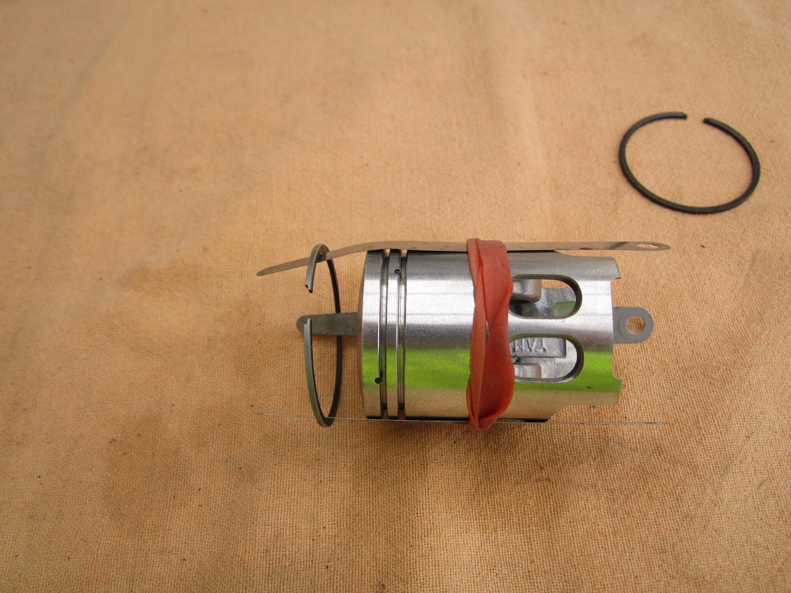 Restoration Yamaha RD125 A Fitting new Pistons and Rings