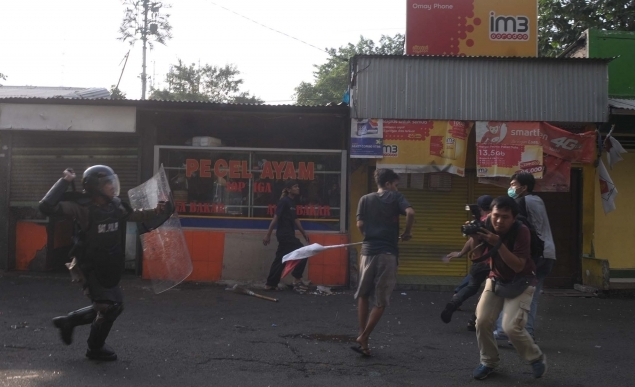 Penggusuran Rawajati Berakhir dengan Bentrokan SENGIT Warga vs Satpol PP  Penggusuran Rawajati Berakhir dengan Bentrokan SENGIT Warga vs Satpol PP