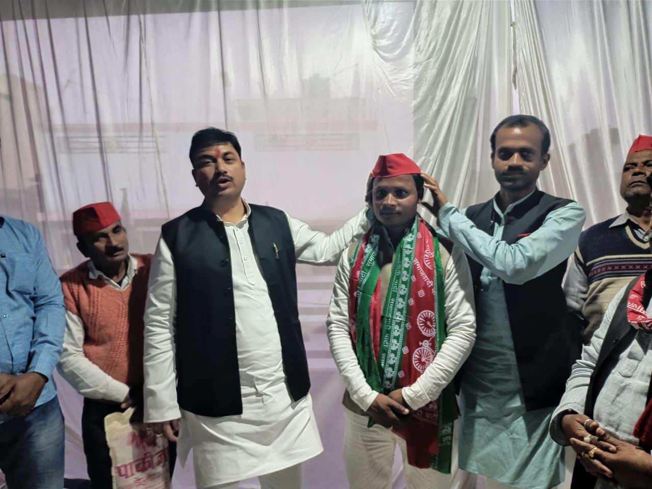 सिसवा विधानसभा: भाजपा प्रत्याशी को लगा बड़ा झटका, मामा को छोड़ भांजे ने सपा का दामन थामा सिसवा विधानसभा: भाजपा प्रत्याशी को लगा बड़ा झटका, मामा को छोड़ भांजे ने सपा का दामन थामा