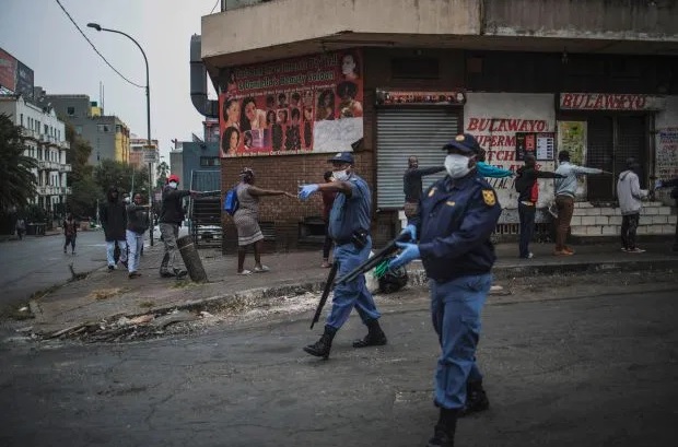 La polizia in Sudafrica spara proiettili di gomma contro gli acquirentiche che non mantengono la distanza