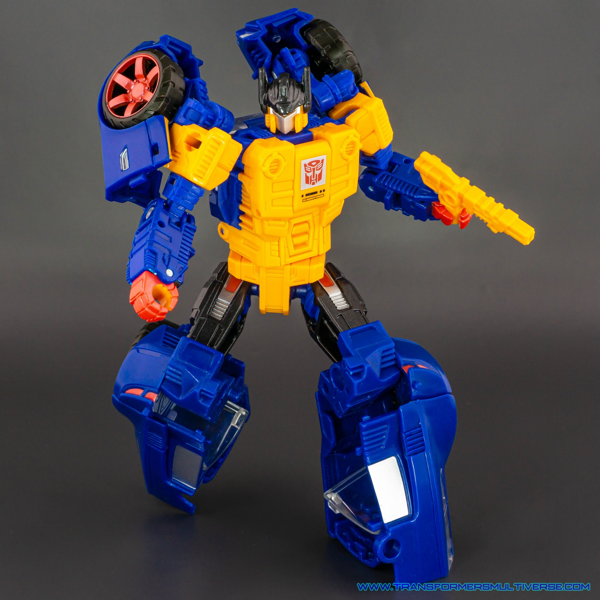 Transformers Power of the Primes Punch robot mode alternate pose 1