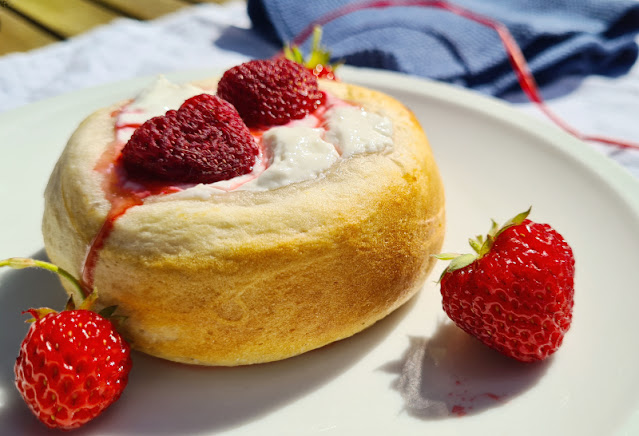 Rezept: Blitzschnelle dänische Erdbeer-Boller. Leicht und lecker, schnell und praktisch sind diese dänischen Erdbeerboller.