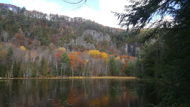 Lac Paradis au Sentier des falaises à Prévost