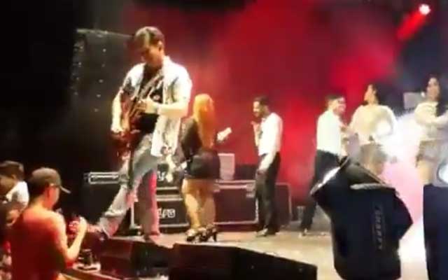 Ximbinha dá chute em celular de fã que lhe pedia selfie; veja o vídeo