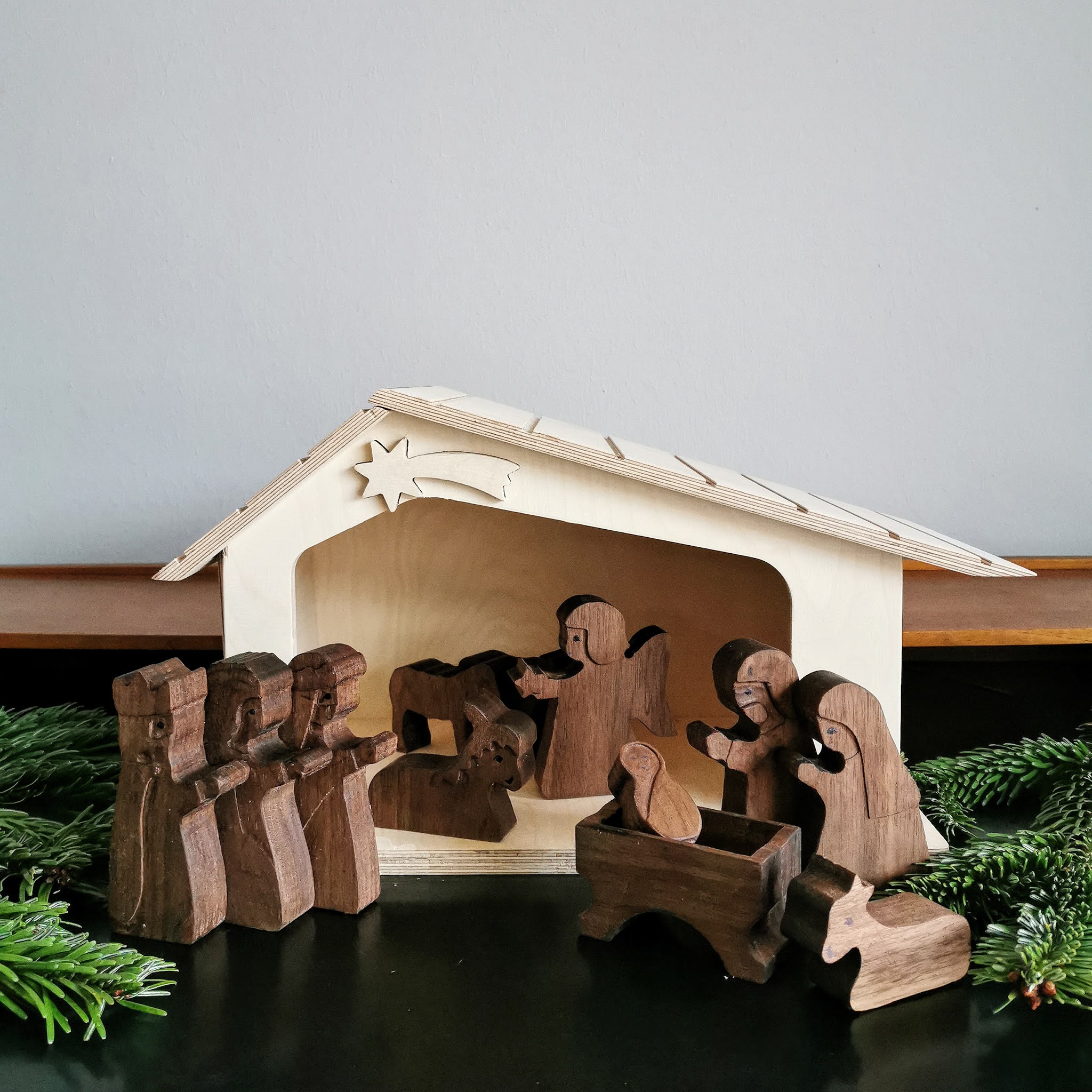 Geschenkideen von Herzen statt von der Stange, einzigartig und individuell: Die Krippe für Weihnachten Figuren und Tieren aus hellem und dunklen Holz von Holzlinge und Dinge / Mehr schöne Geschenkideen gibt es auf judetta.de