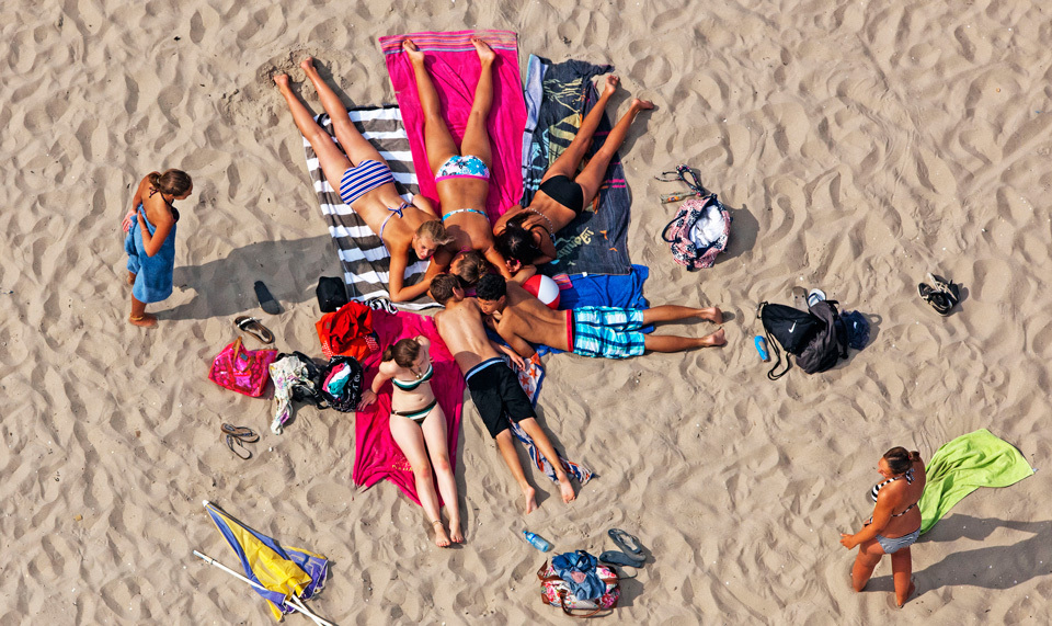 Люди лежат на пляже Люди лежат на пляже