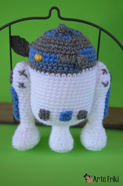 r2d2 amigurumi star wars guerra de las galaxias crochet ganchillo peluche plushie friki geek handmade hecho a mano craft manualidades arte friki cute chibi kawaii androide android 