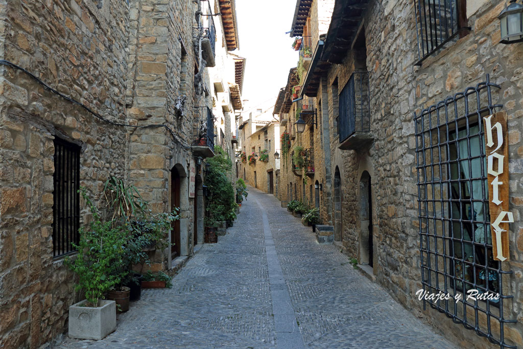 Casas y calles de la Villa Medieval de Aínsa, Huesca