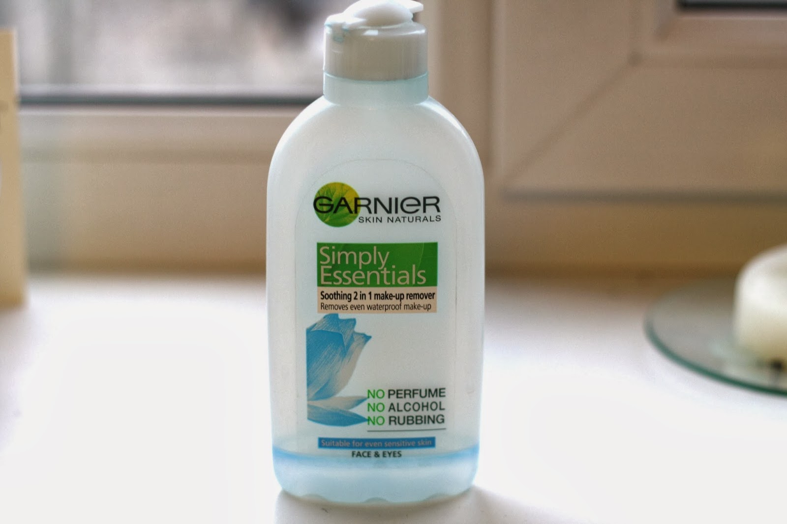 Twirlybirdie Garnier Simply Essentials 2 in 1 Makeup remover