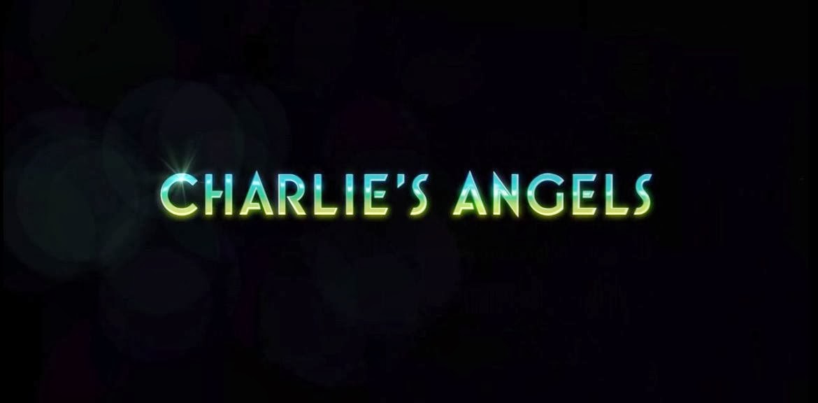 Créditos iniciales con el texto: Charlie's Angels