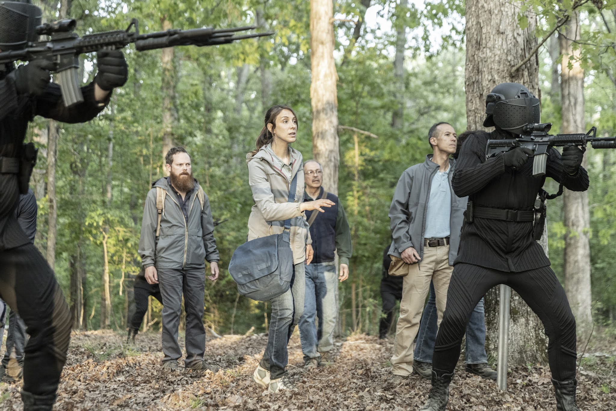 Lyla y Leo se conocen en un flashback el 2x06 de The Walking Dead World Beyond