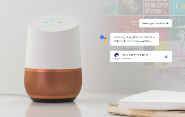 Ein Google Home auf einem Tisch