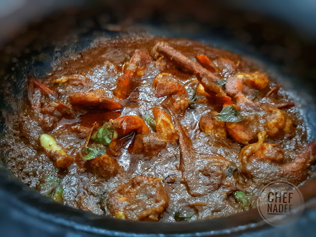 සැරට කලුවට පිසූ ඉස්සන් කරි හදමු (Spicy Black Prawn Curry) - Your Choice Way