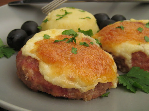 Котлеты с грибами запеченные под молочным соусом