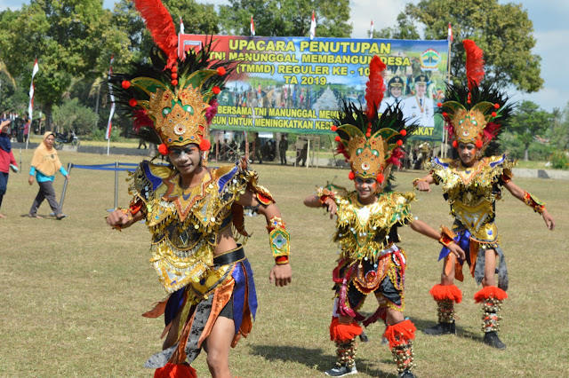 Pentas Tarian Topeng Ireng di Penutupan TMMD