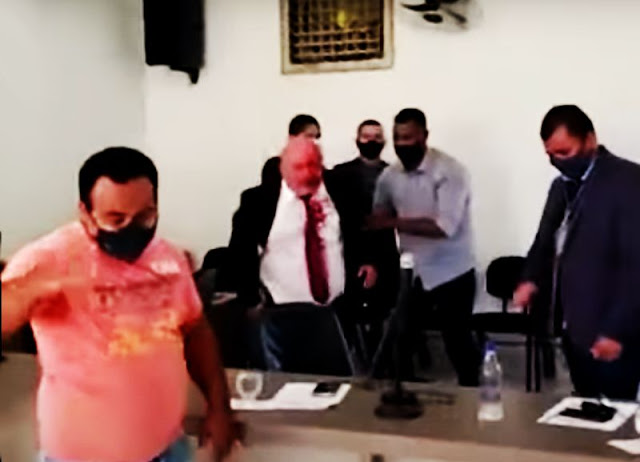 Vídeo – Durante sessão, vereadora se defende e quebra a cabeça de agressor na Bahia