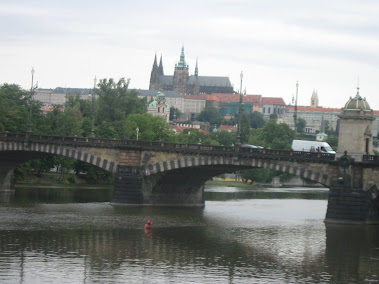 Puente sobre el río Moldava (Vltava) en Praga