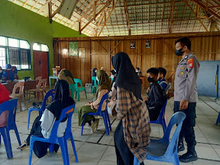 Personel Polsek Alla Polres Enrekang Lakukan Pengamanan Vaksinasi Tahap I SMA Muhammadiyah Belajen