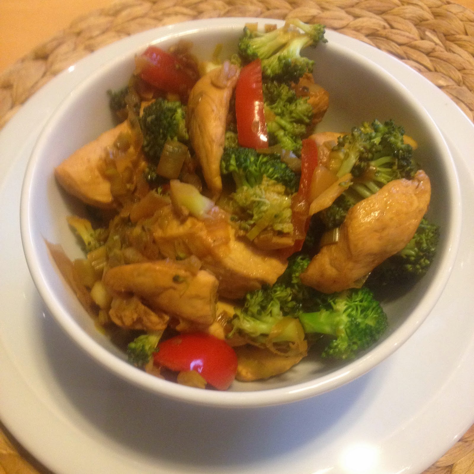 potjesgeluk Kip met broccoli en paprika in de wok